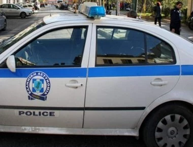 Κως: Εύπορη 77χρονη έδωσε 15.000 ευρώ σε αστυνομικό - Ήθελε να της κόψει 10 χρόνια από την ταυτότητα